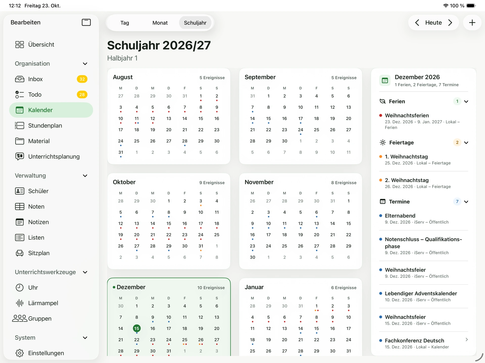 Kalender-Schuljahresansicht von kunomi.pult mit Halbjahresübersicht, Terminen und markierten Ferien