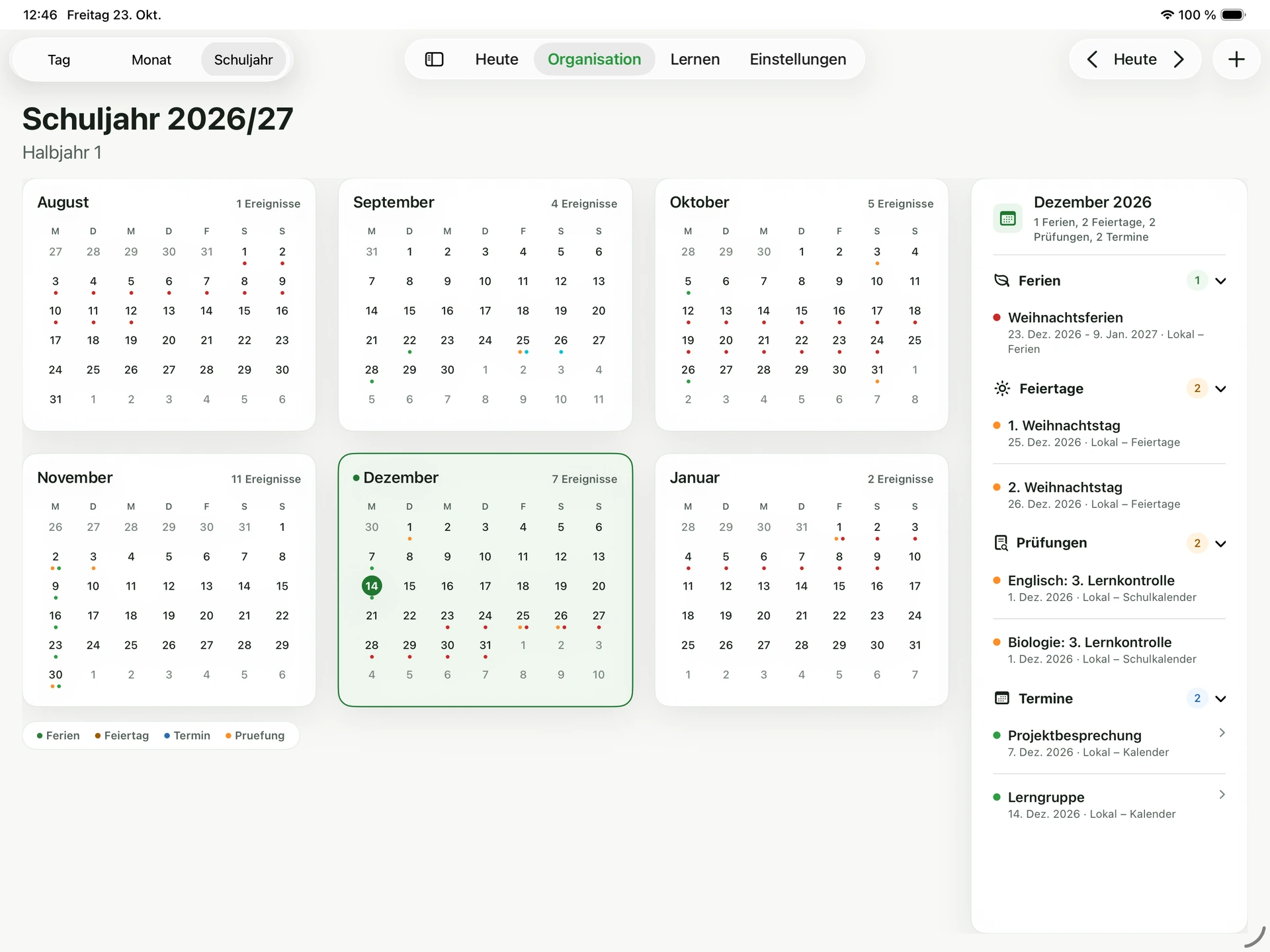 Kalender-Schuljahresansicht von kunomi.plan mit Halbjahresübersicht, Terminen und markierten Ferien